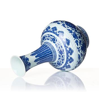 Vas, porslin. Qingdynastin med Guangxus sigillmärke och period (1875-1908).