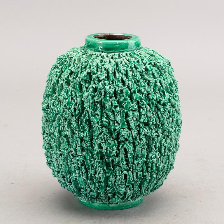 GUNNAR NYLUND, vas "Igelkott", chamotterat stengods, Rörstrand.