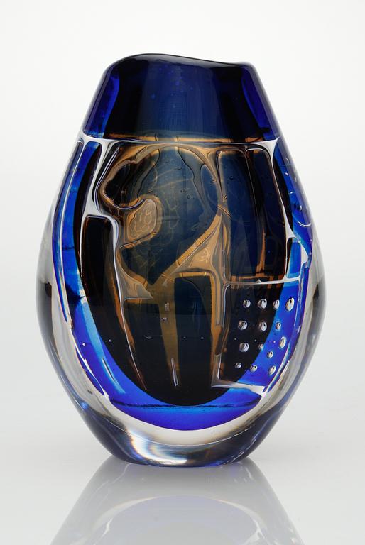 A Edvin Öhrström ariel glass vase, "Flickan och duvan", Orrefors 1972.