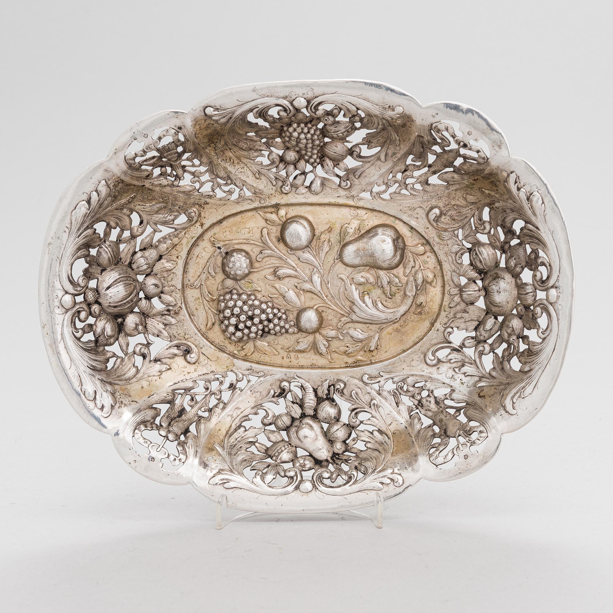 A late 18th-century silver fruit bowl, presumably Hanau pseudo marks.
