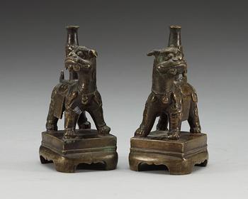RÖKELSEHÅLLARE, ett par, brons. Tibet, troligen Ming dynastin (1368-1644).