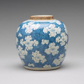 A blue and white jar, Qing dynasty, Kangxi (1662-1722).