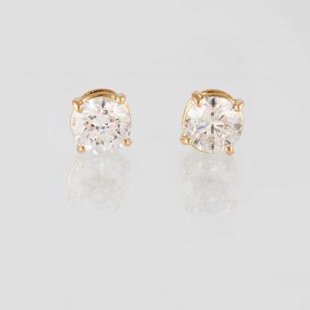 ÖRHÄNGEN, 18K guld med briljantslipade diamanter 1.88 ct. Vikt 2,2 gram.