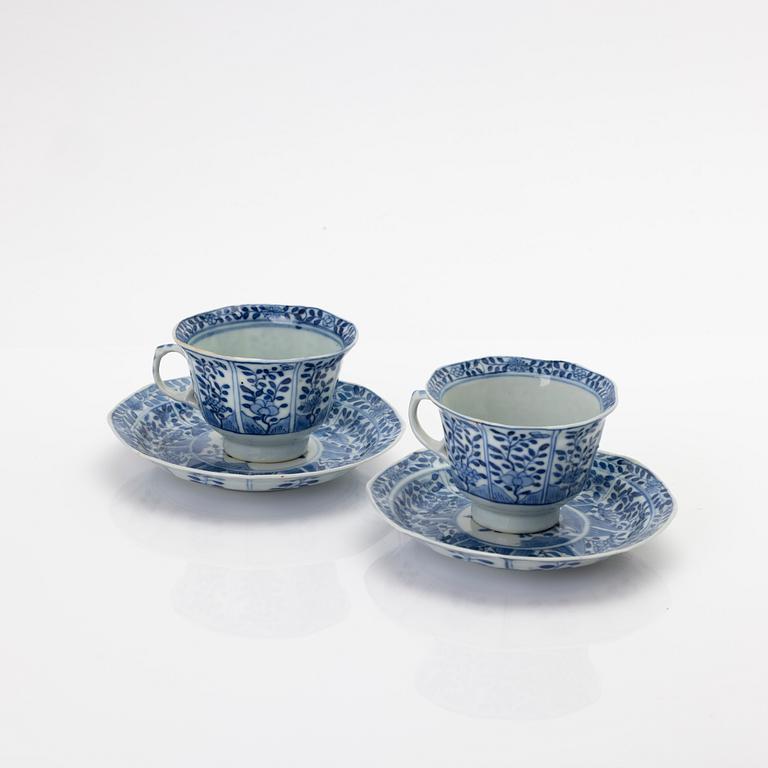 Koppar med fat, 2 stycken, porslin, Qingdynastin, omkring 1900.