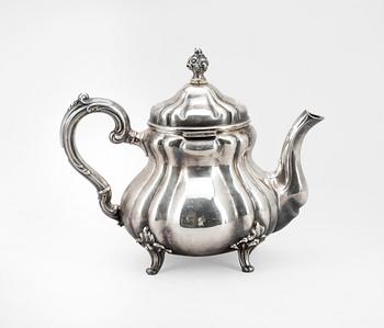 TE-KAFFEKANNA, silver, Tyskland, med svenska importstämplar. 1800-talets andra hälft. Vikt ca 800 gram.