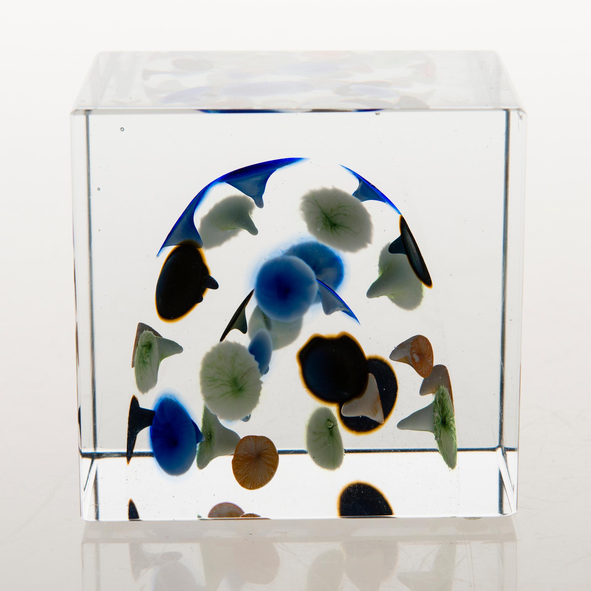 OIVA TOIKKA, An annual glass cube, signed Oiva Toikka Nuutajärvi 2005 and numbered 351/2000.