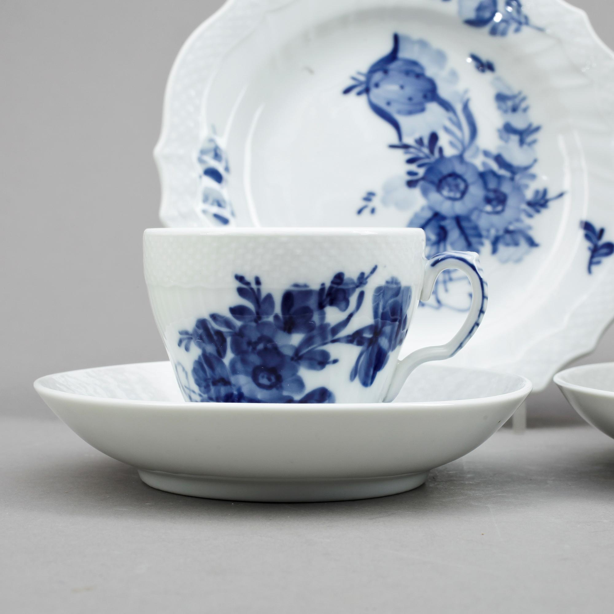 KAFFESERVIS, 34+1 delar, porlsin, "Blå Blomst", Royal Copenhagen, Danmark.