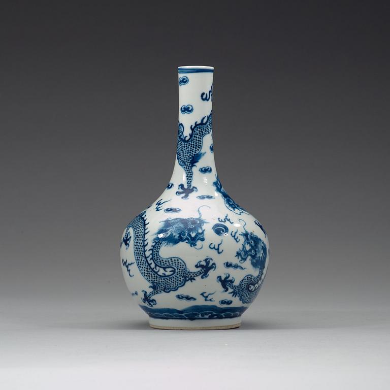 A blue and white vase, Qing dynasty, 19th Century.