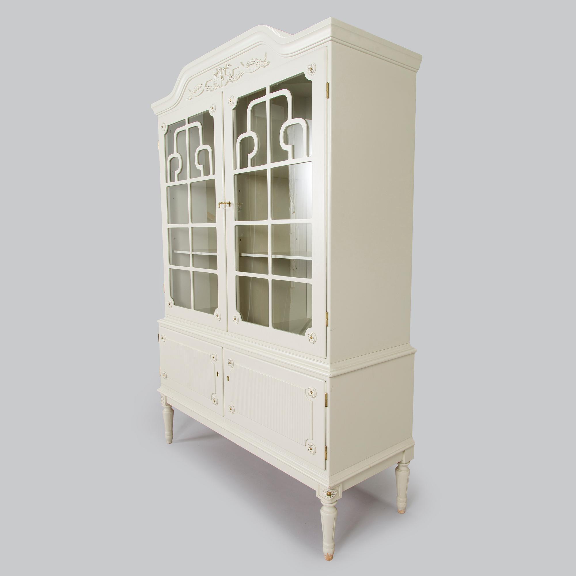 Matsalsskåp, gustaviansk stil, 1900-talets andra hälft.