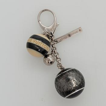 LOUIS VUITTON, nyckelringar 3 st samt plånbok.