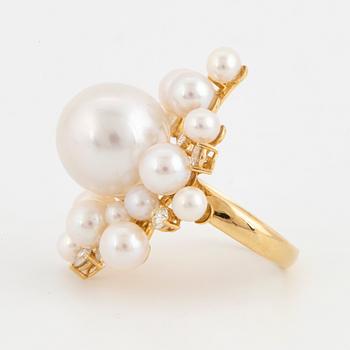 Cultured pearl and brilliant-cut diamond cocktailring.