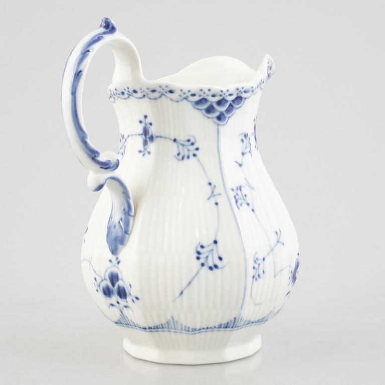 Kanna, porslin, Royal Copenhagen, "Musselmalet halvblond", modell 646, 1965.
