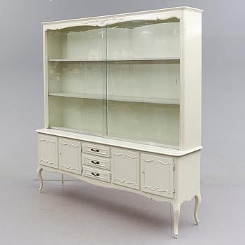 VITRINSKÅP, rokokostil, 1900-talets andra hälft.