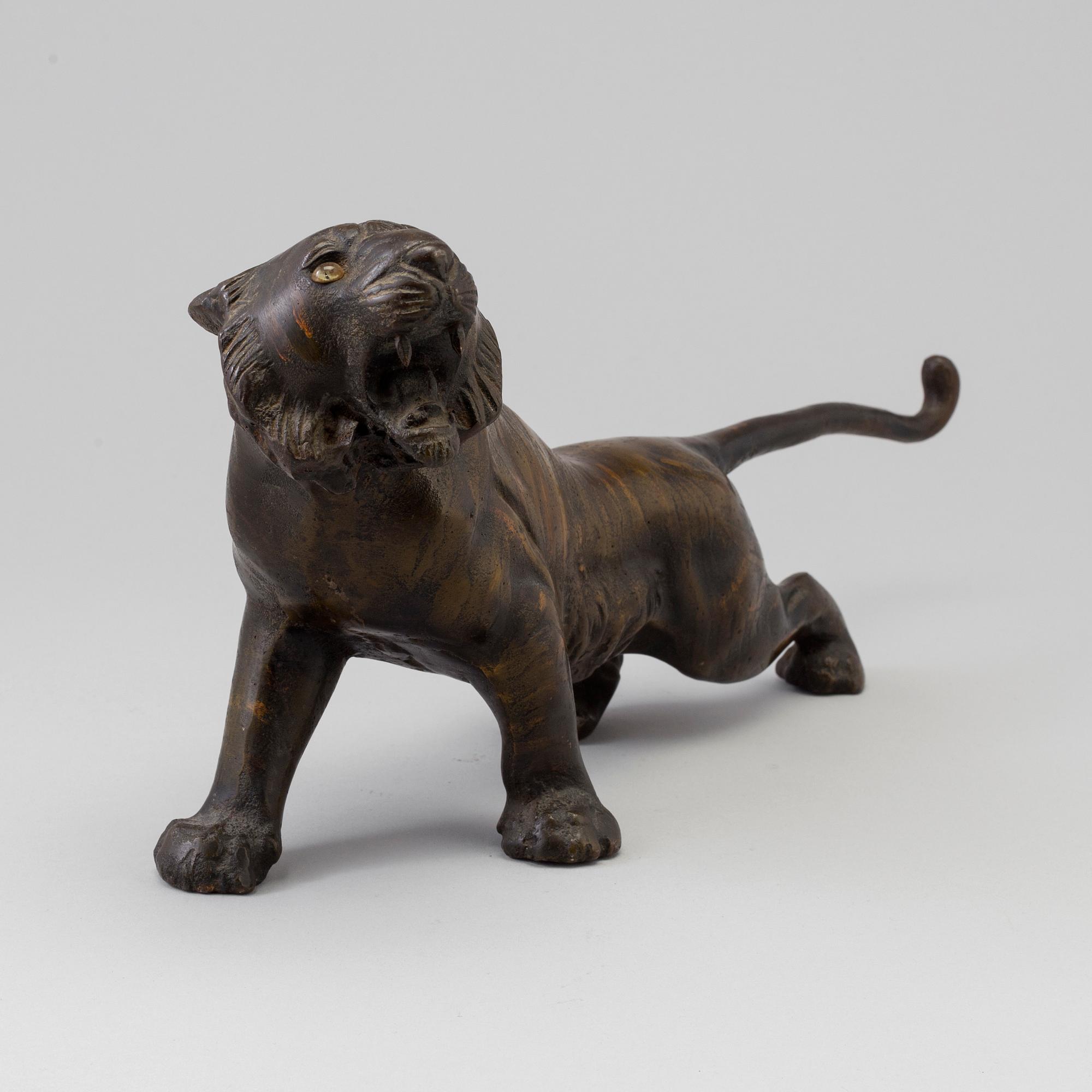 A Japanse bronze tiger, 20th Century.