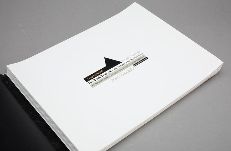 JOSEF KOUDELKA, fotobok, "Black Triangle", 1994, ISBN 80-901131-4-1.