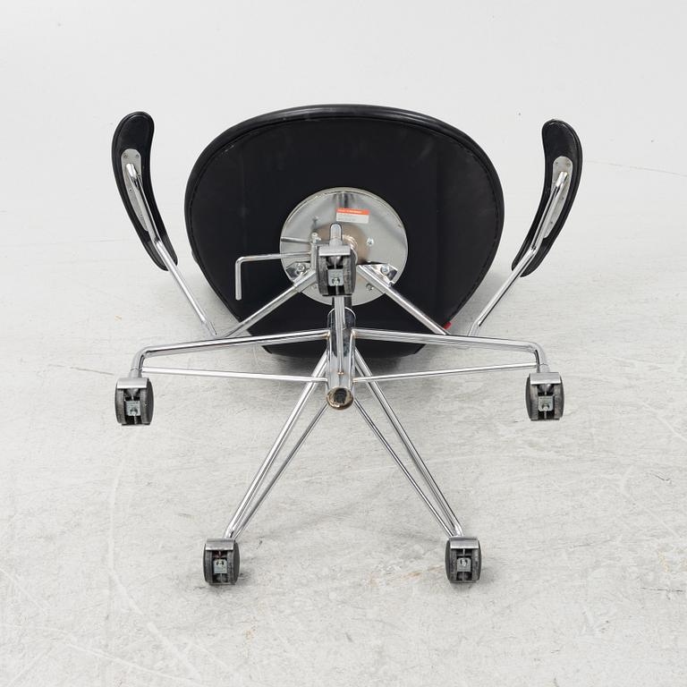 A 'Series 7' office chair by Arne Jacobsen for Fritz Hansen, Denmark.