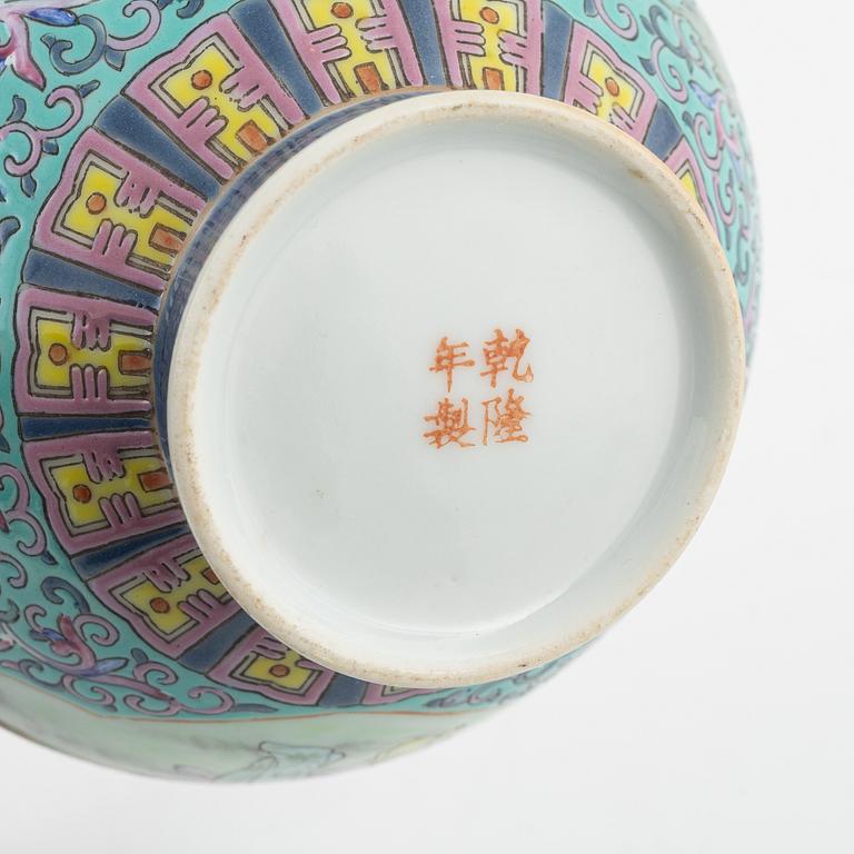 A Chinese jar with cover, 20th Century.