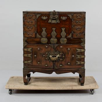 SKÅP, orientaliskt, omkring 1900-talets mitt.