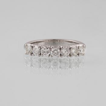 RING, 18K vitguld med 7 briljantslipade diamanter 1.01 ct, Milano, Italien. Vikt 3,7 gram.