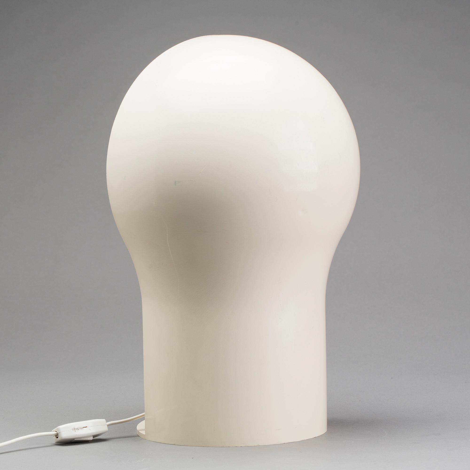 A "TELEGONO" TABLE LAMP DESIGNED BY VICO MAGISTRETTI, Artemide.
