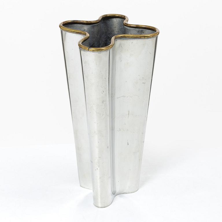 Björn Trägårdh, A 'Wave' vase for Svenskt Tenn, marked F11.