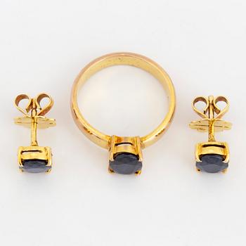 RING OCH ÖRHÄNGEN, tre delar, guld och safirer.