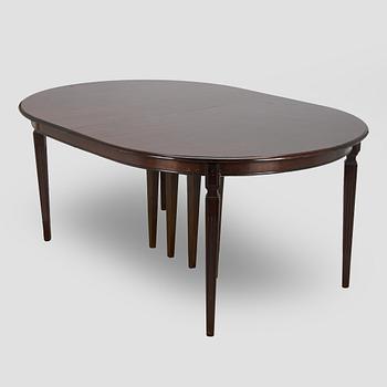 A dining table, Hepplewhite style, later half of the 20th century.