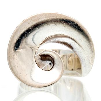 Georg Jensen ring sterling silver, design "Möbius" av Torun Bülow nr 443, original case.