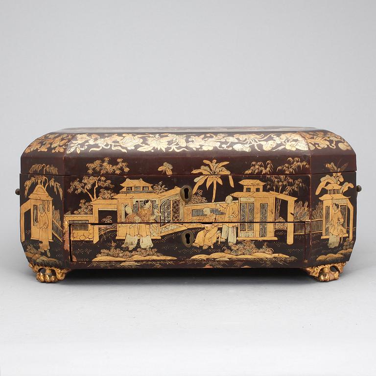 SCHATULL, lackerat trä. Qing dynastin, 1800-tal.