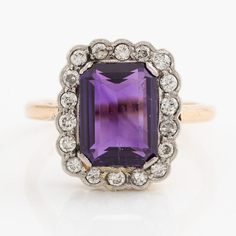 Ring in 18K gold with a faceted amethyst and octagon-cut diamonds.