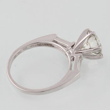 RING, 18K vitguld med briljantslipad diamant ca 2.10 ct. Vikt 3,7 gram.