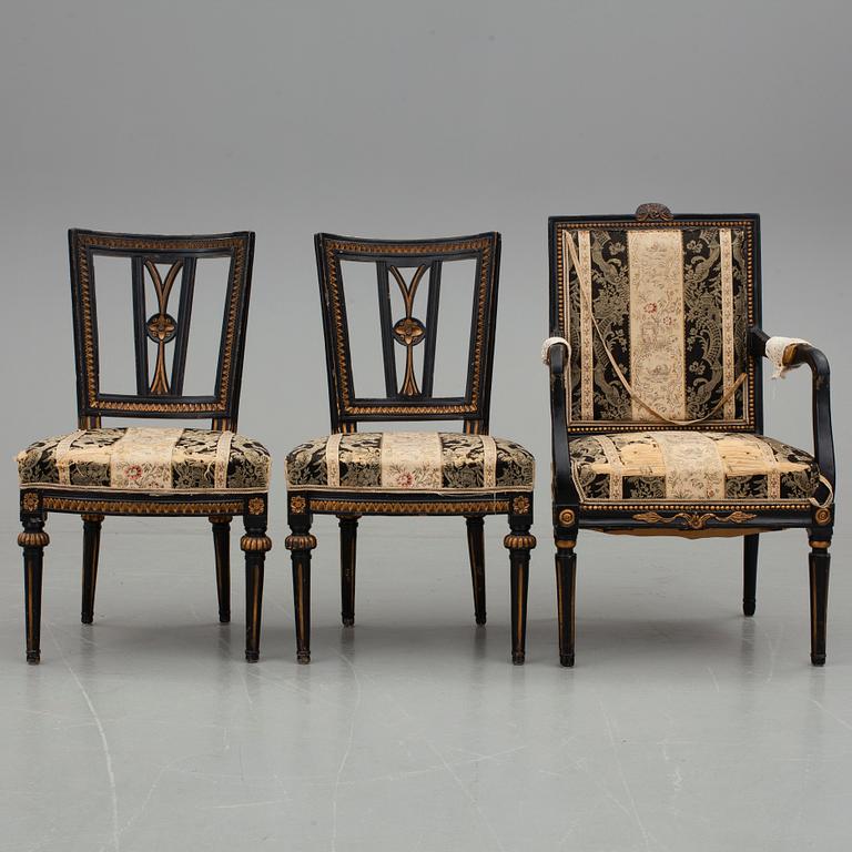 STOLAR, ett par samt KARMSTOL, sengustaviansk. omkring år 1800.