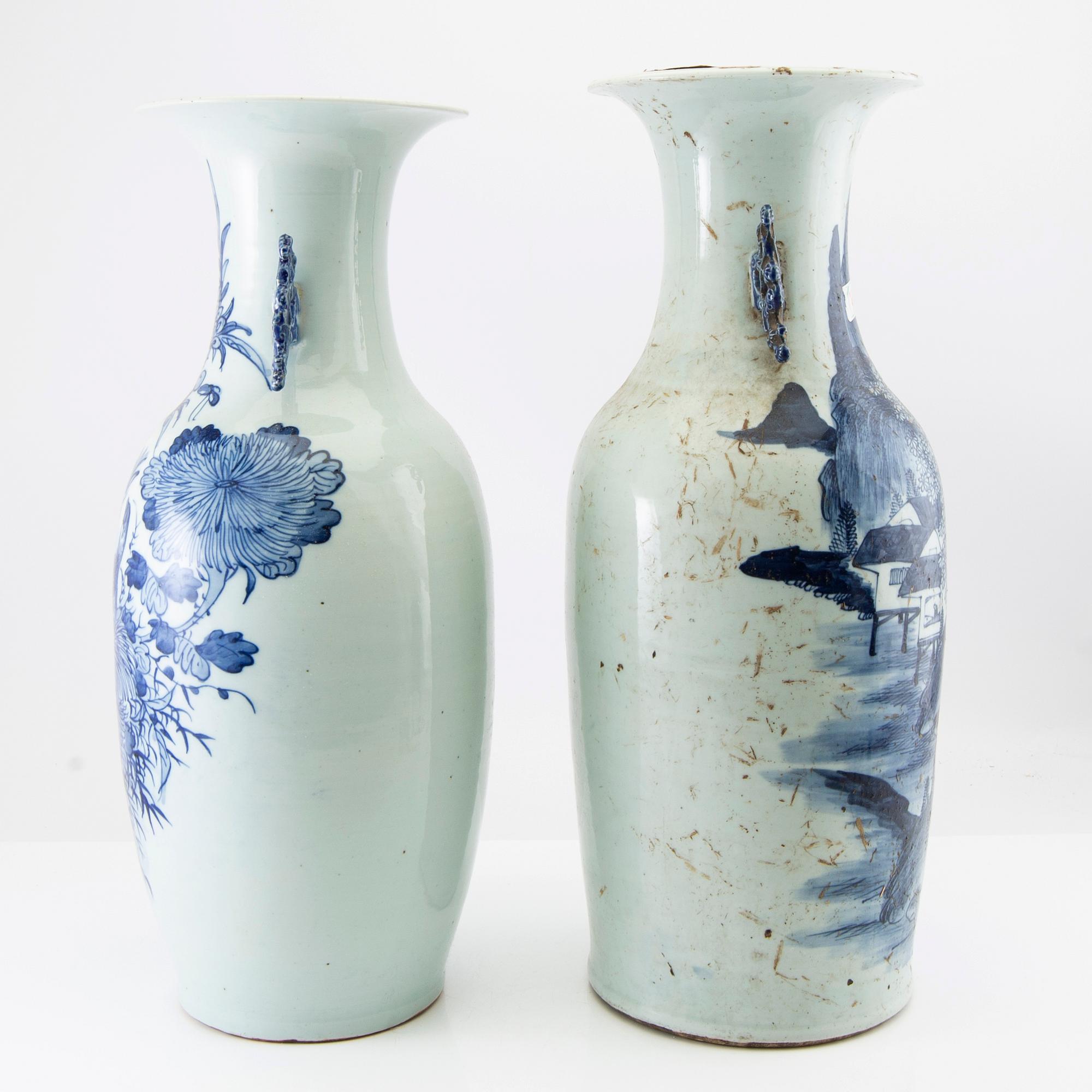 Two Chinese blue and white vases, 20th century.
