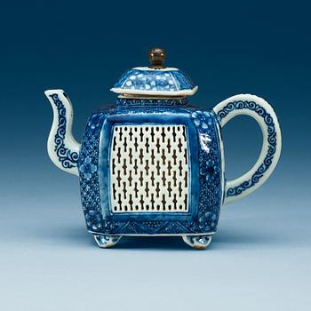 1766. A blue and white tea pot with cover, Qing dynasty.