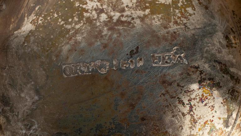 SKÅL, silver, Osk. Lindroos Helsingfors 1930 och GRÄDDSNÄCKA, silver, O.R. Lundgren (1821-1882) Åbo. Tot. vikt 250,8 g.