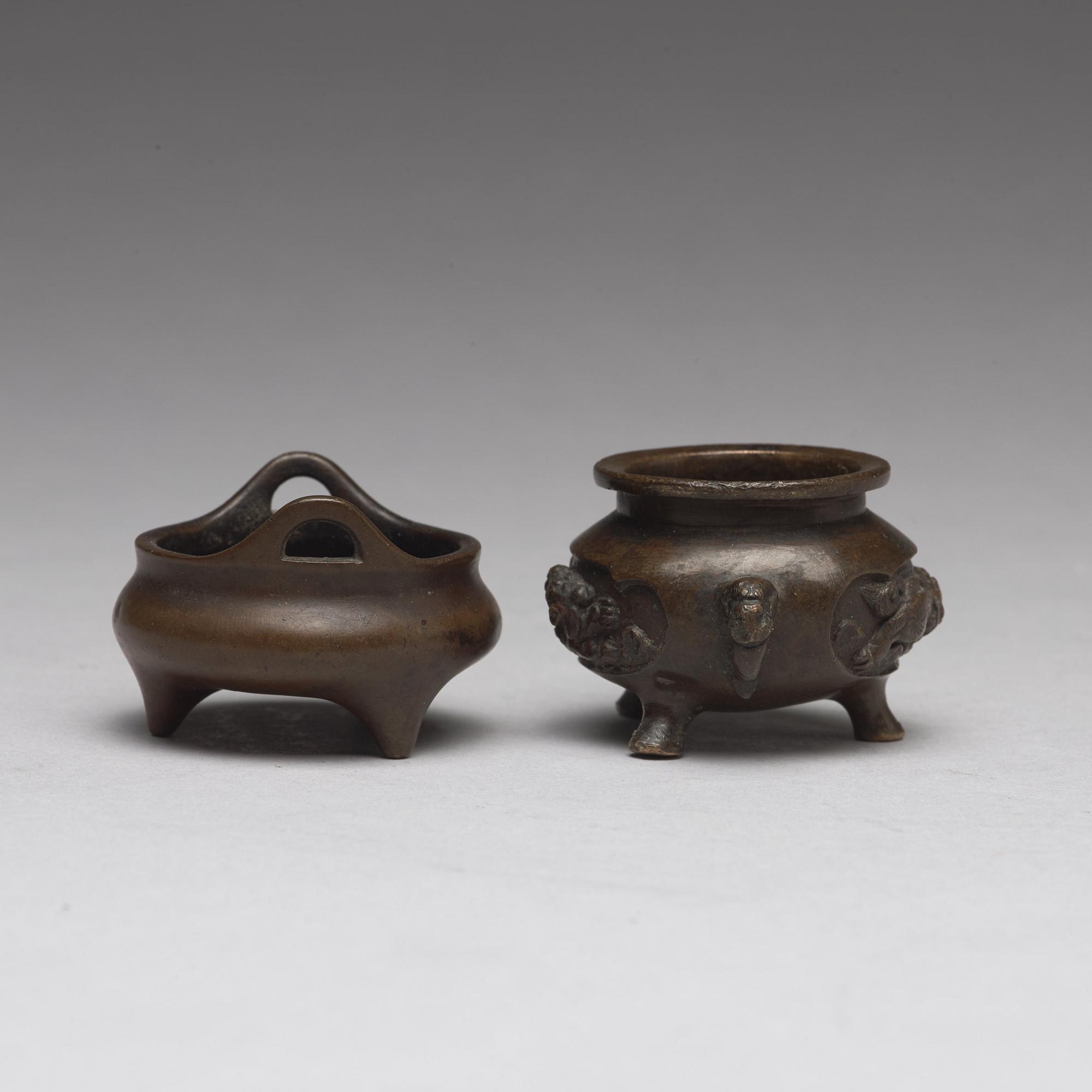 RÖKELSEKAR, ett par, brons, minityrer. Qingdynastin, 1800-tal.