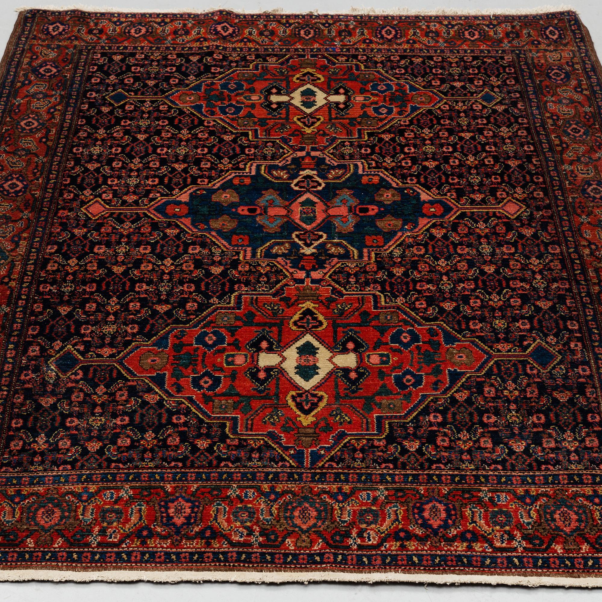 MATTO, a semi-antique/old  Senneh, ca 193,5 x 135,5-140 cm (as well as one end with 2 cm flat weave).