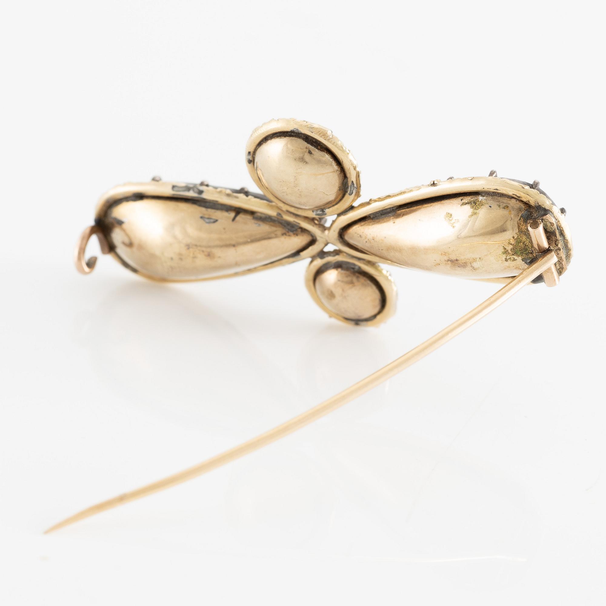 Brooch, gold with faceted rock crystal, around the turn of the century 1900.