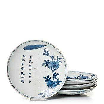 591. A set of five blue and white dishes, Tianqi/Chongzhen, 17th Century.