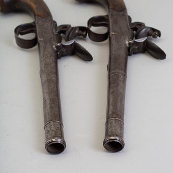 FLINTLÅSPISTOLER, 1 par, brittiska, av Queen Anne-typ, signerade Barker, 1700-talets andra hälft.