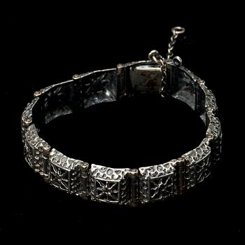 ARMSMYCKEN, 3 st, silver, diverse stämplar, Åbo, bl. a. Jorma Kauppi. 1900-talets andra hälft.