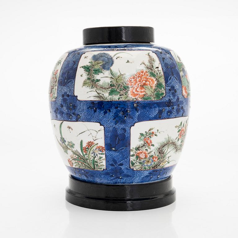 A Kangxi style porcelain urn, China, 20th century.