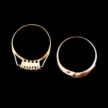RINGAR, 2 st, 18 k guld med små briljanter. Total vikt ca 5 g.