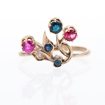 RING, 14K (56) guld, diamant, rubiner, safirer. Moskva 1907-1917.