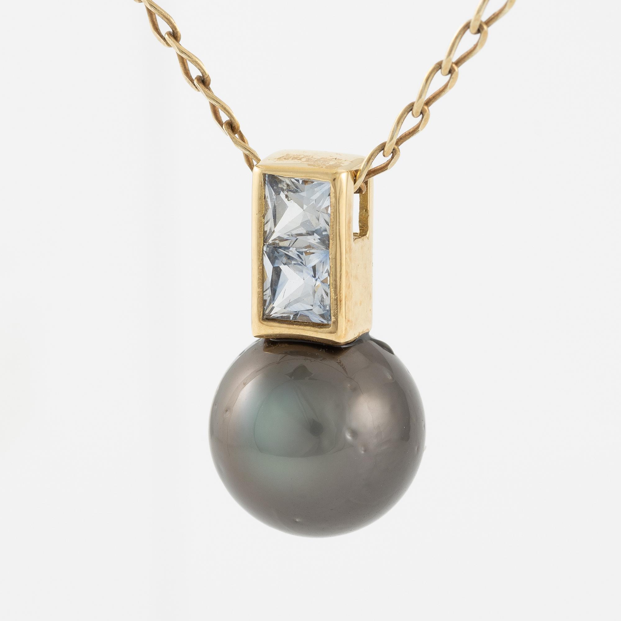 Pendant in 18K gold with a cultured pearl and faceted white stones.