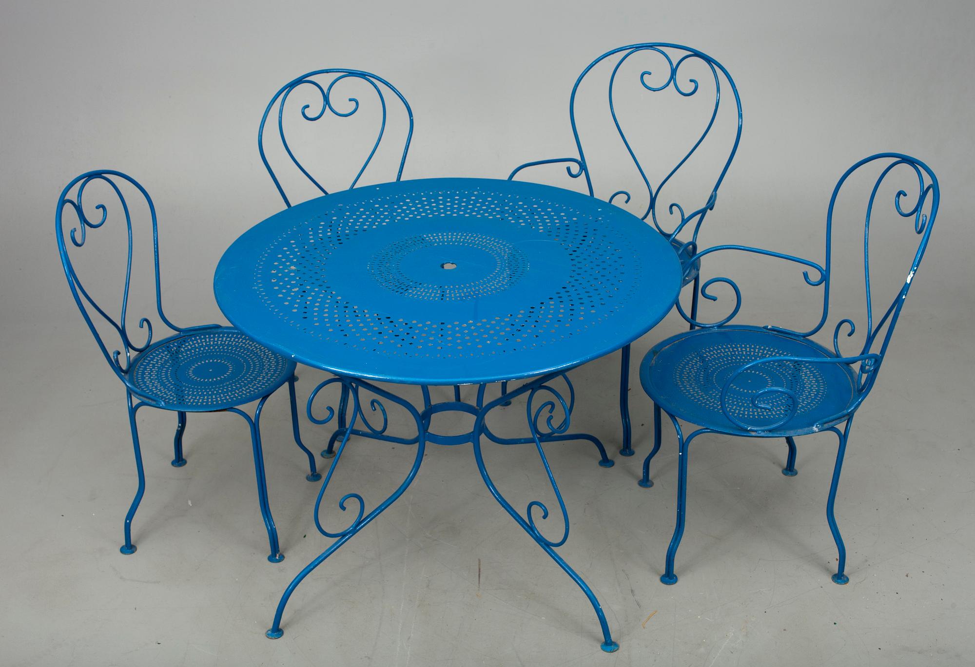 PUUTARHAKALUSTO, 5 osaa, siniseksi maalattua metallia, 1900-luku.