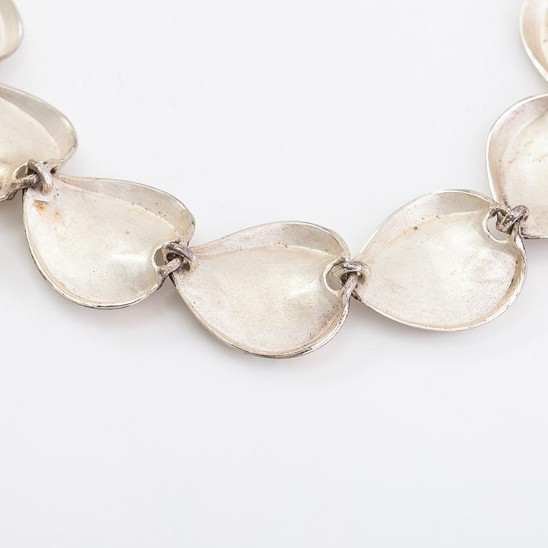 A necklace by Matti Hyvärinen, sterling silver, Sirokoru, Turku 1974.