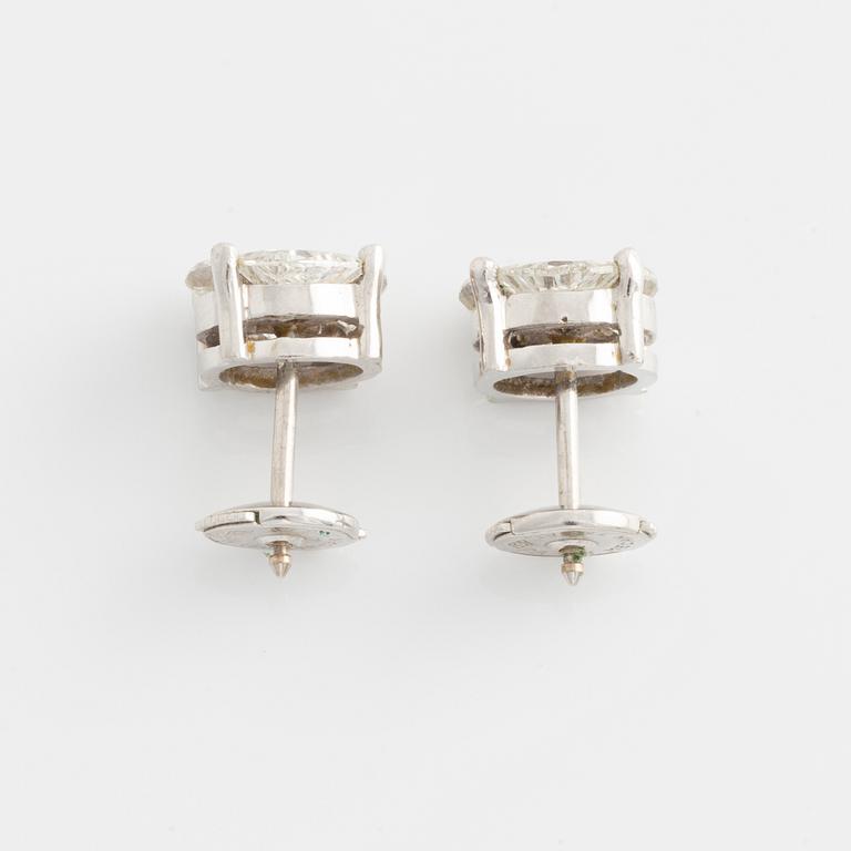 Ett par örhängen 18K vitguld med åtta triangelformade briljantslipade diamanter.