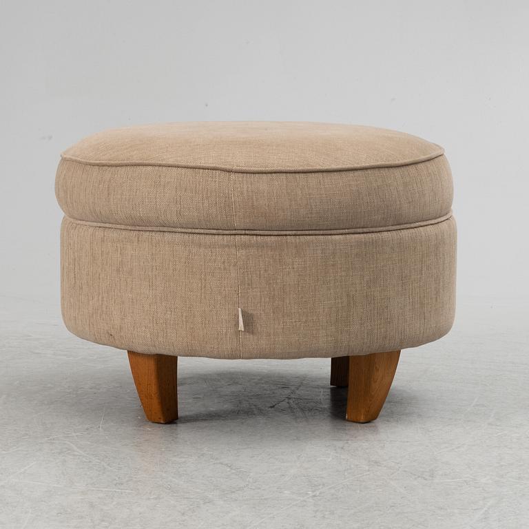 An armchair with footstool, Howard model, Englessons, 21st century.