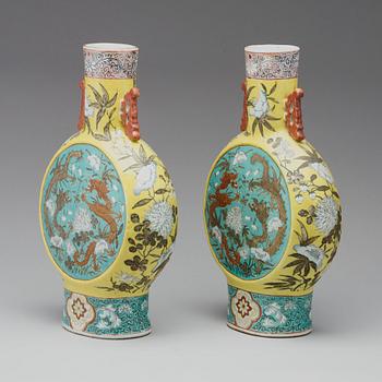 A pair of enamelled moon flasks, Qing dynasty, circa 1900.